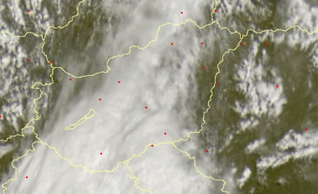 Északnyugaton erőteljes gomolyosodás indult meg, itt alakulhatnak ki az első zivatarok!