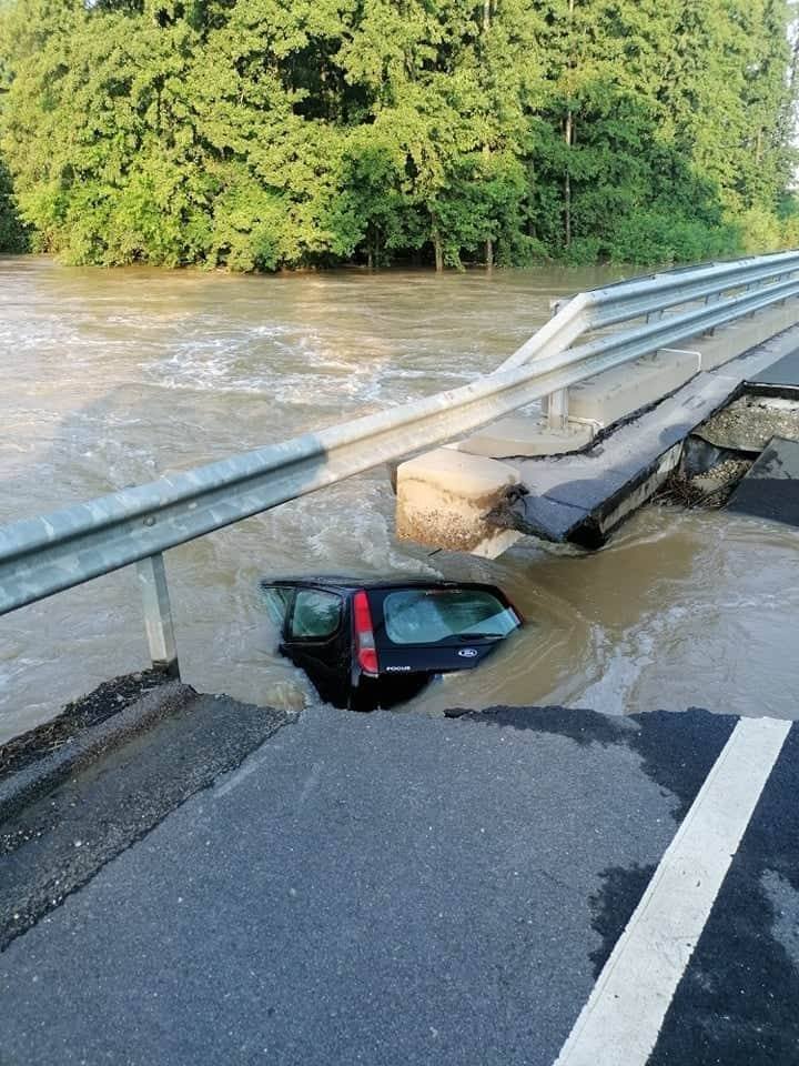 Egy autó szorult az összeomlott híd alá