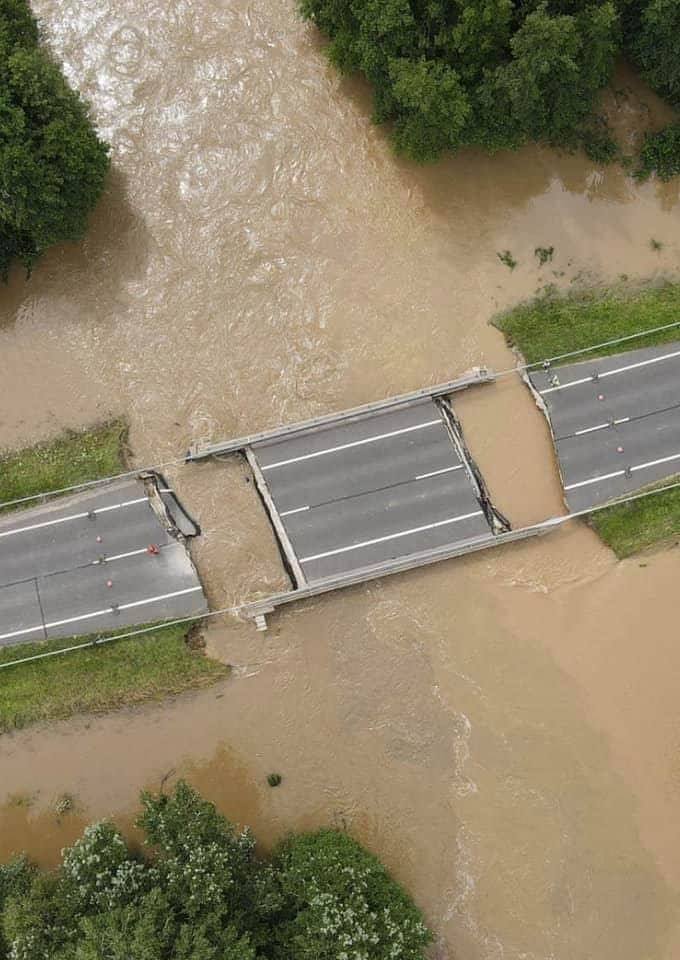 Összeomlott a nagyatádi híd miután megáradt a Rinya-patak, az özönvíz szerű esőzések nyomán