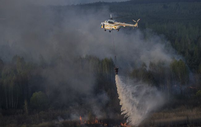 Helikopterrel oltják az erdőtüzet Csernobil közelében
