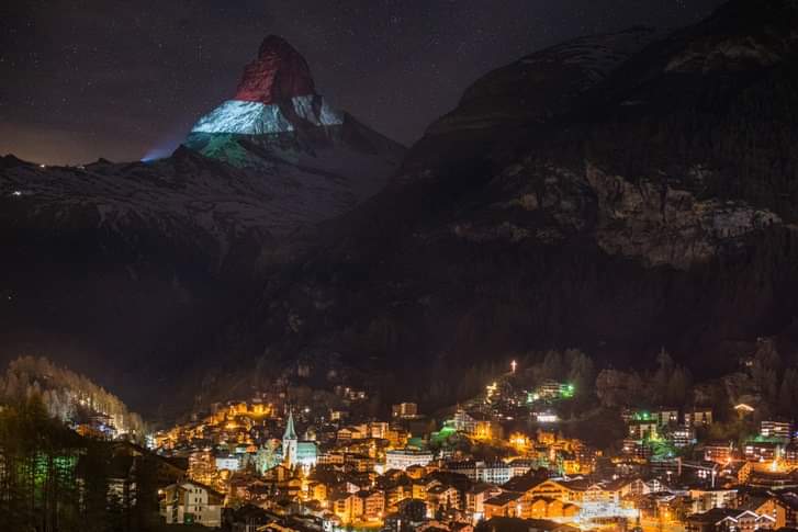 A magyar zászló színeiben pompázott az Alpok legismertebb hegycsúcsa! Nézze meg ön is!😍 10