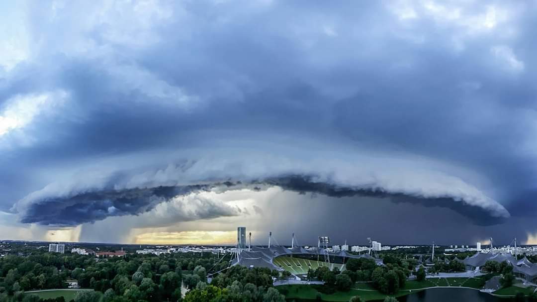 Peremfelhős zivatar München felett, a vihar betölti az eget